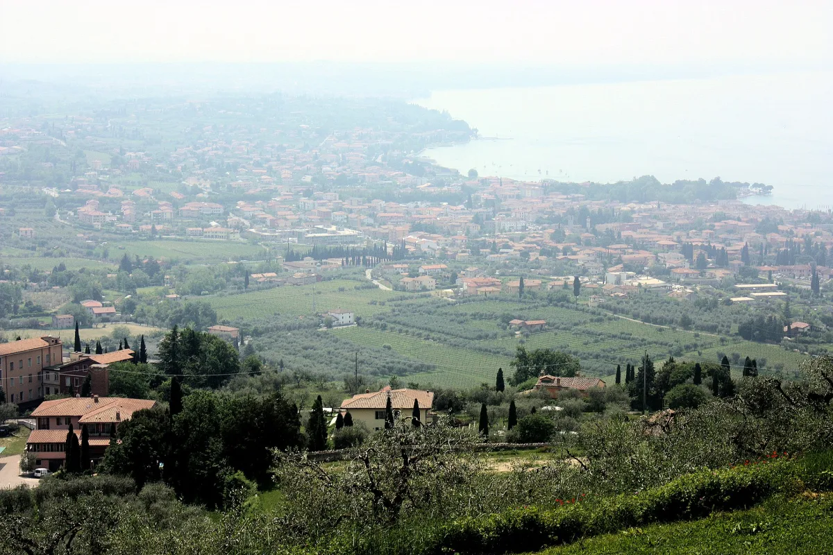 Cosa Vedere a Bardolino: Un Viaggio tra Storia, Vino e Panorama