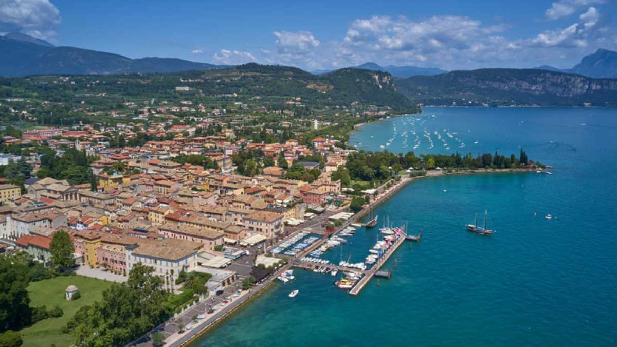 Cosa Vedere a Bardolino: Un Viaggio tra Storia, Vino e Panorama