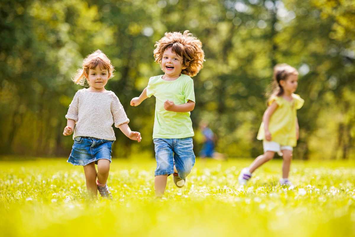 Bambini che partecipano a un laboratorio creativo a Belluno
