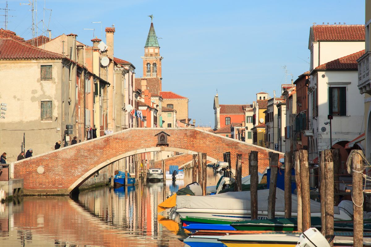 Chioggia vista dall'alto con i canali e i pescherecci, perfetta per catturare l'atmosfera della città