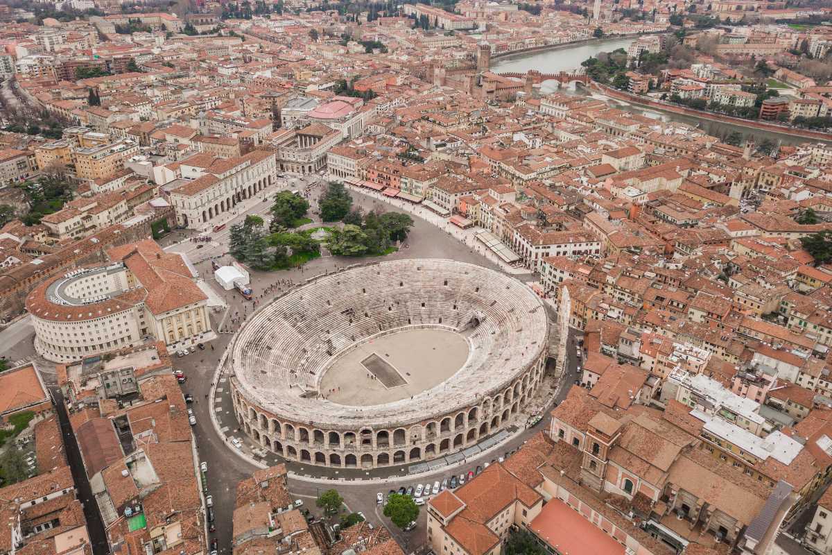 Veduta panoramica di Verona con l'Arena e altri punti d'interesse