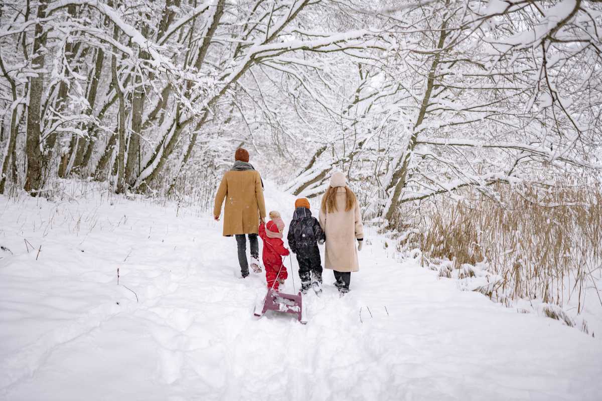 Bambini che esplorano un parco giochi a Cortina d'Ampezzo