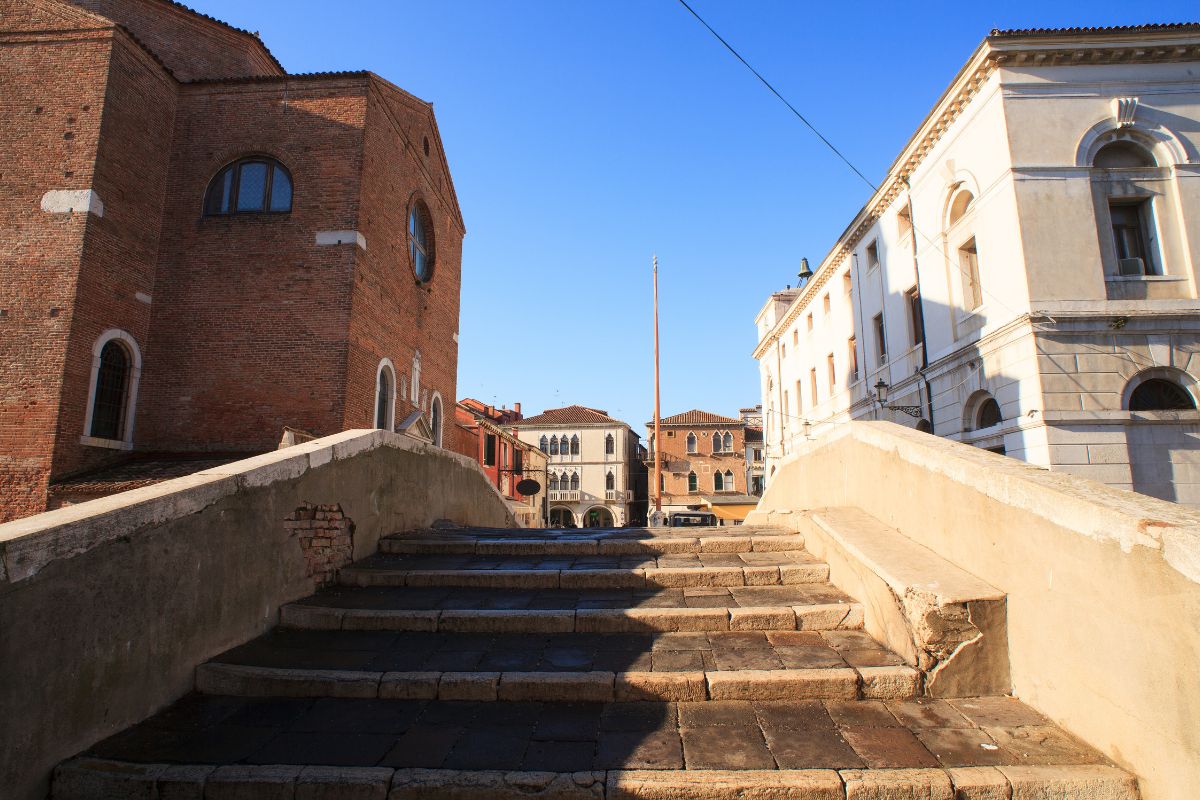 Una vista suggestiva dei canali di Chioggia al tramonto