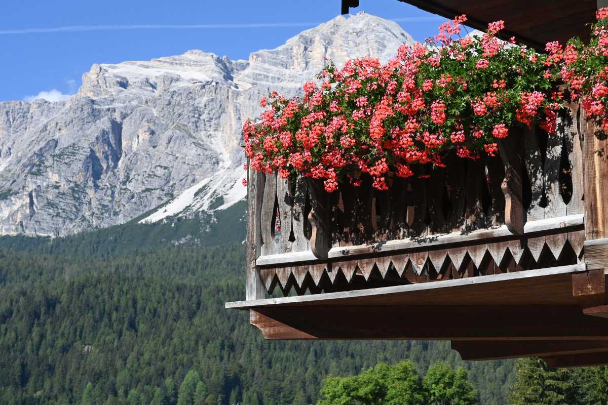 Vista del Lago di Sorapiss con le Dolomiti sullo sfondo