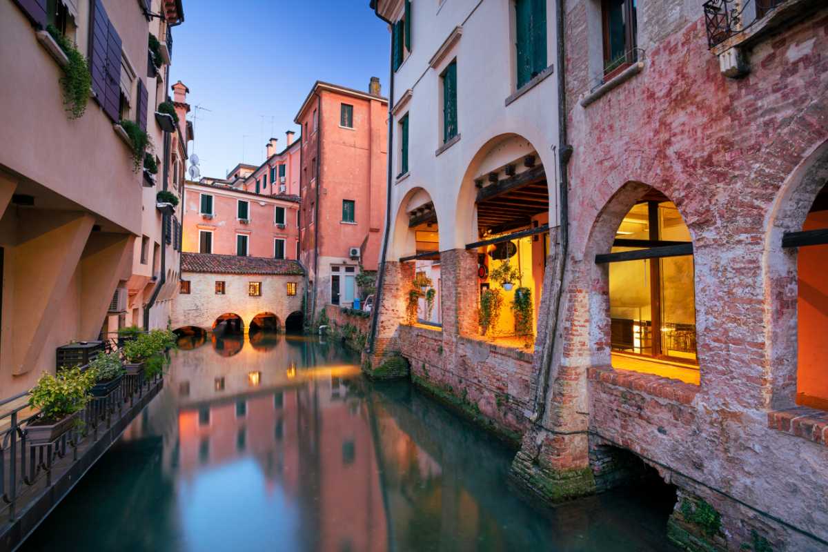 Vista panoramica di Treviso con canali e portici affrescati