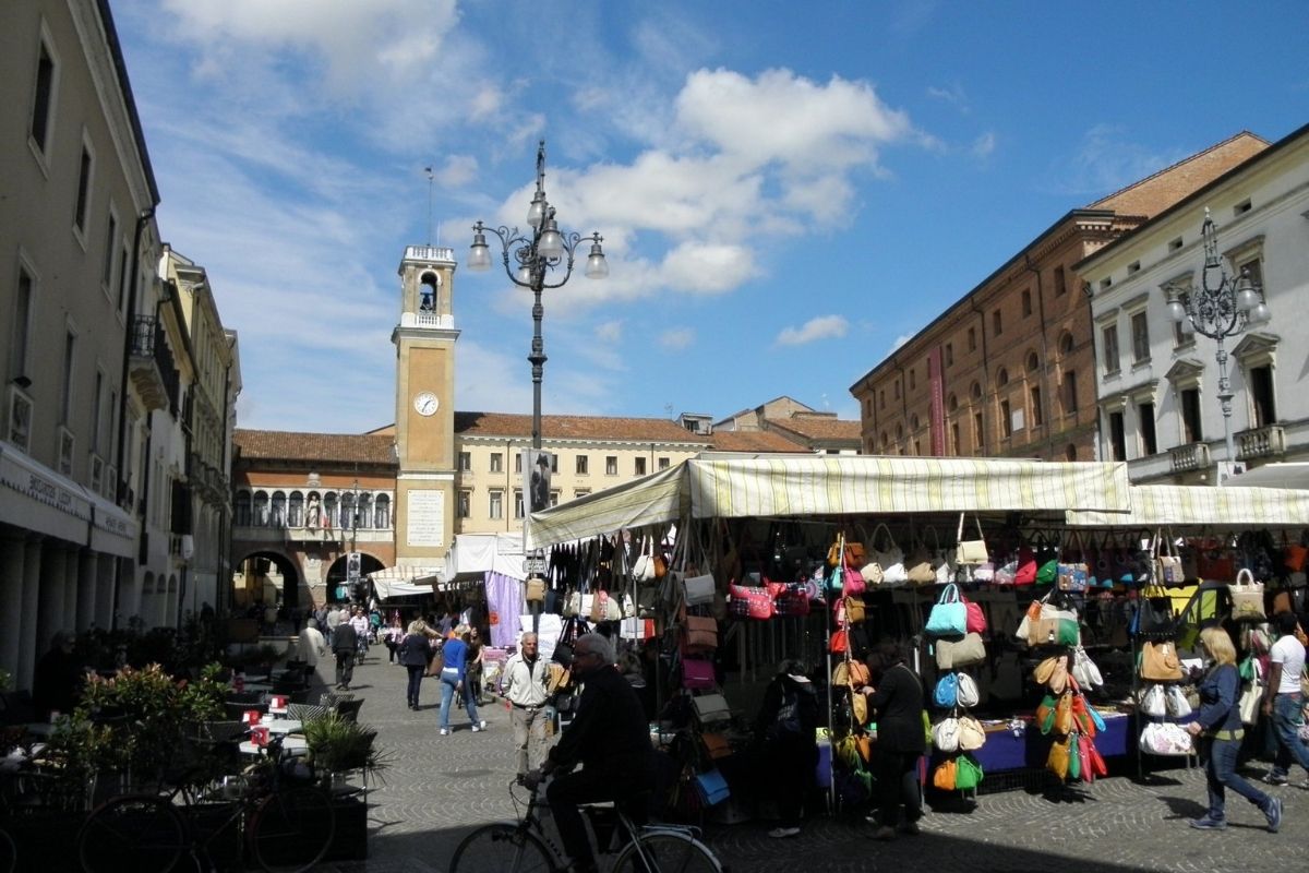 Mercato di Rovigo con prodotti locali, includi Rovigo