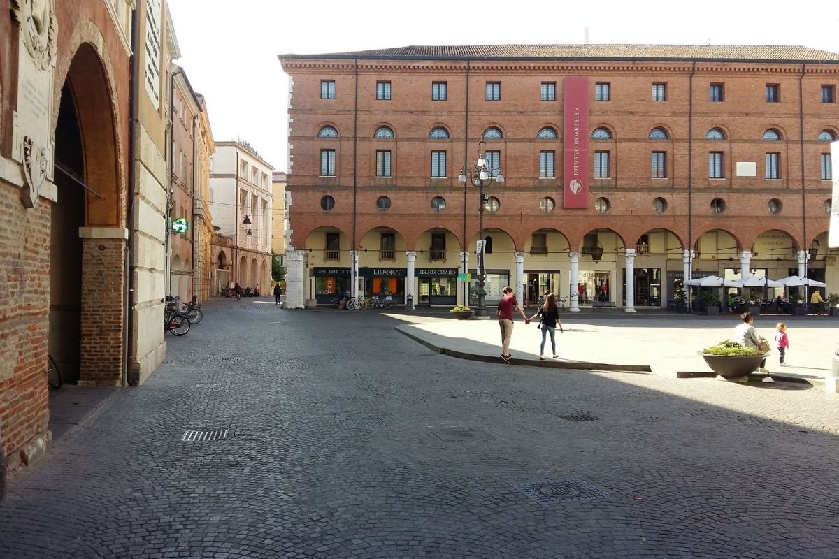 Vista panoramica di Rovigo con piatti tipici locali, includi Rovigo