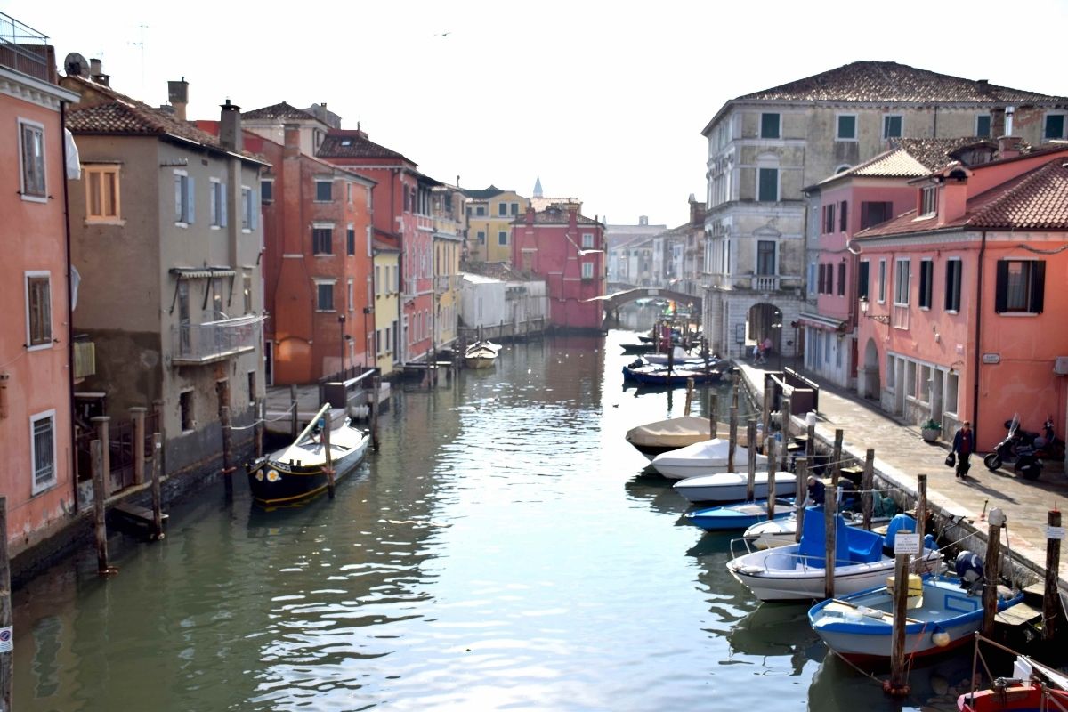Vista panoramica di Chioggia con i suoi canali e pescherecci, evidenziando la bellezza della cittadina