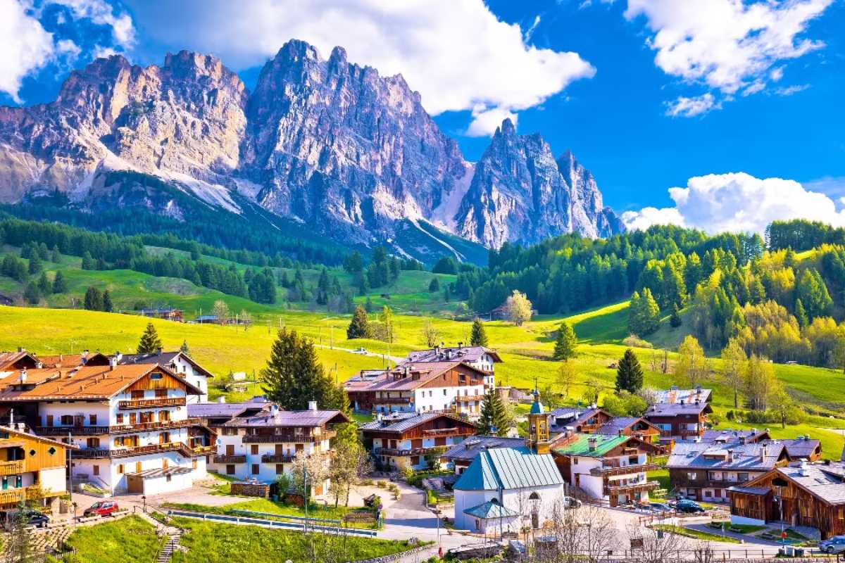 Mercatino di Natale a Cortina dAmpezzo, con luci e bancarelle