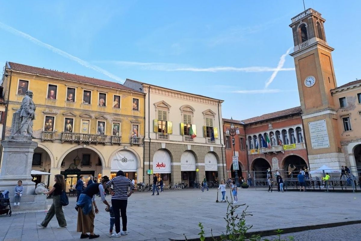 Panorama di Rovigo con eventi culturali in corso, inclusa Piazza Vittorio Emanuele II
