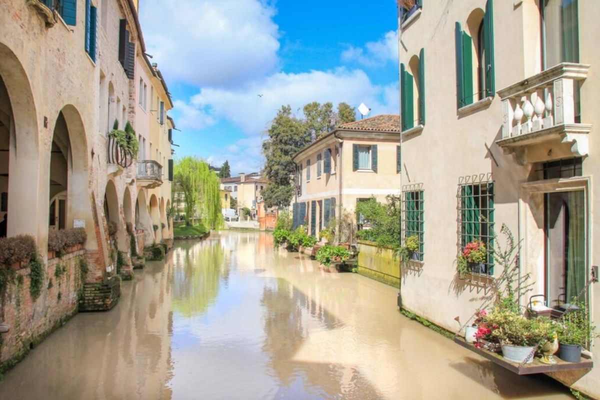 Vista dei canali di Treviso con portici affrescati