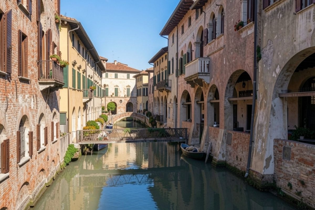 Panorama di Treviso con i suoi canali e architettura storica