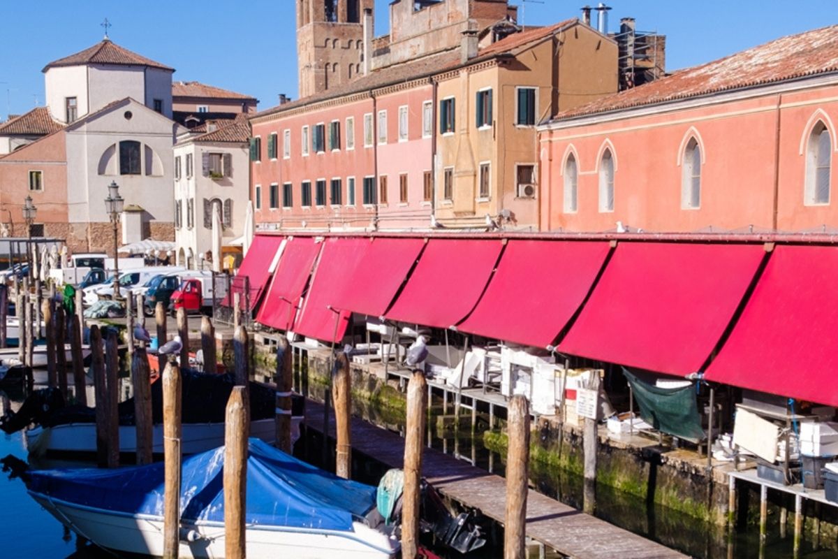 Vista panoramica dei canali di Chioggia, includi il mercato del pesce