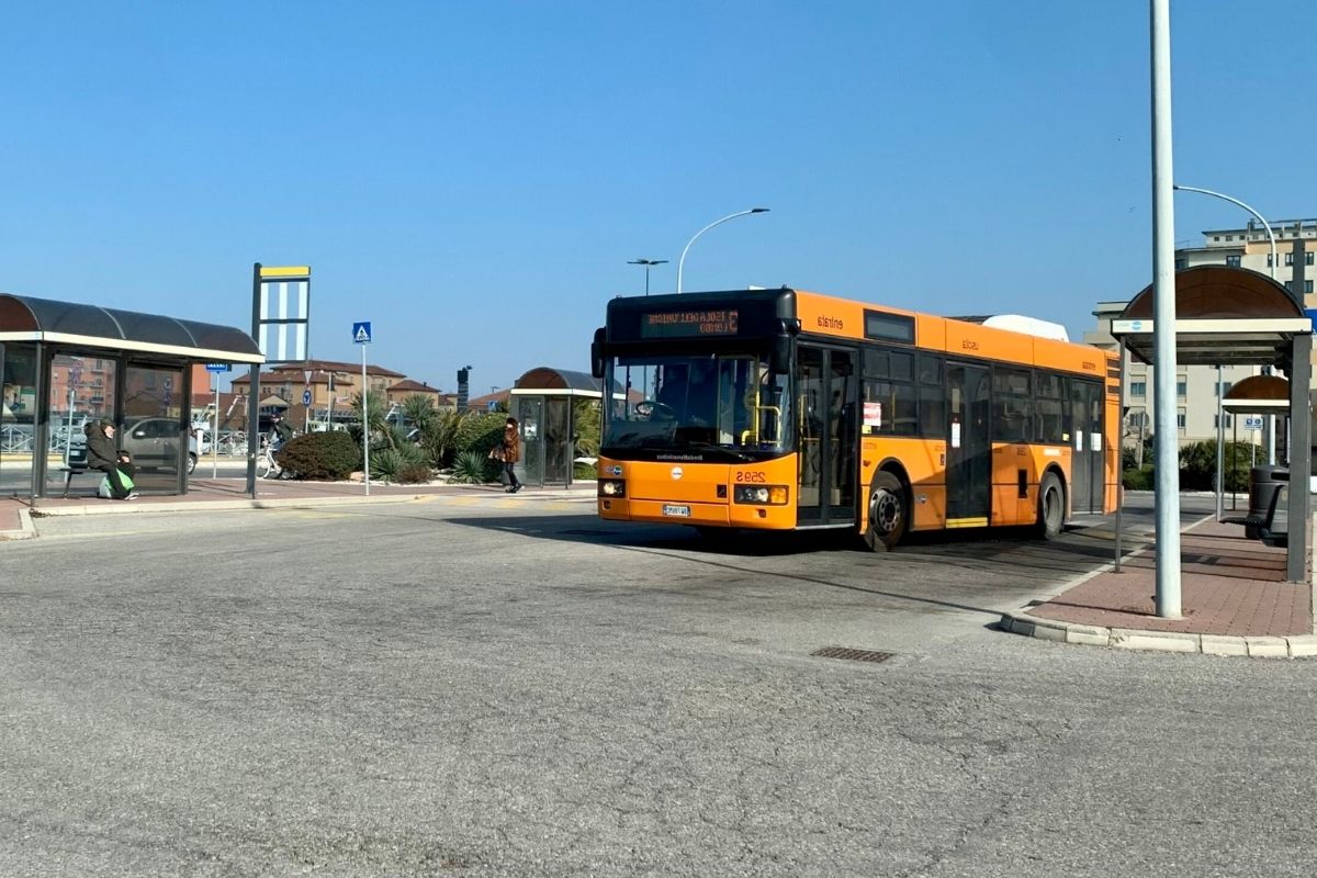 Autobus e mezzi pubblici a Chioggia, includi una fermata bus