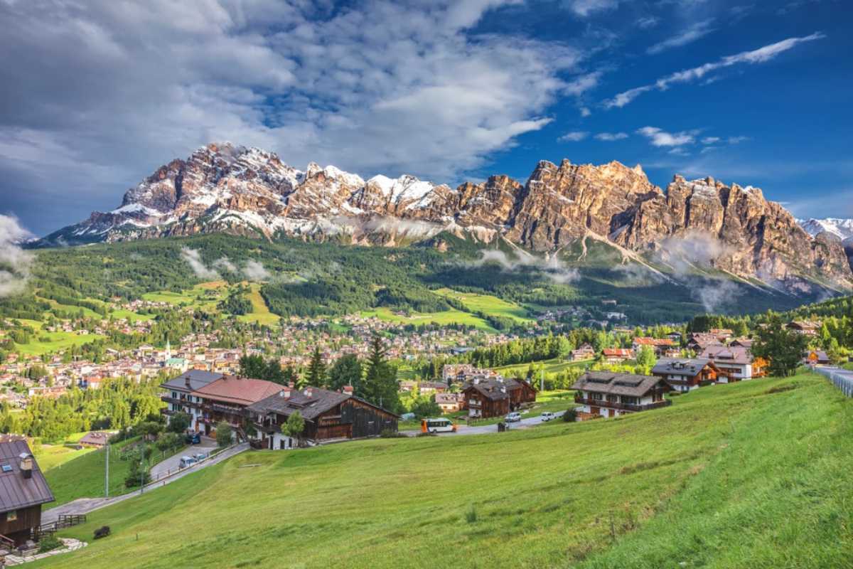 Belluno vista dall'alto con le Dolomiti sullo sfondo