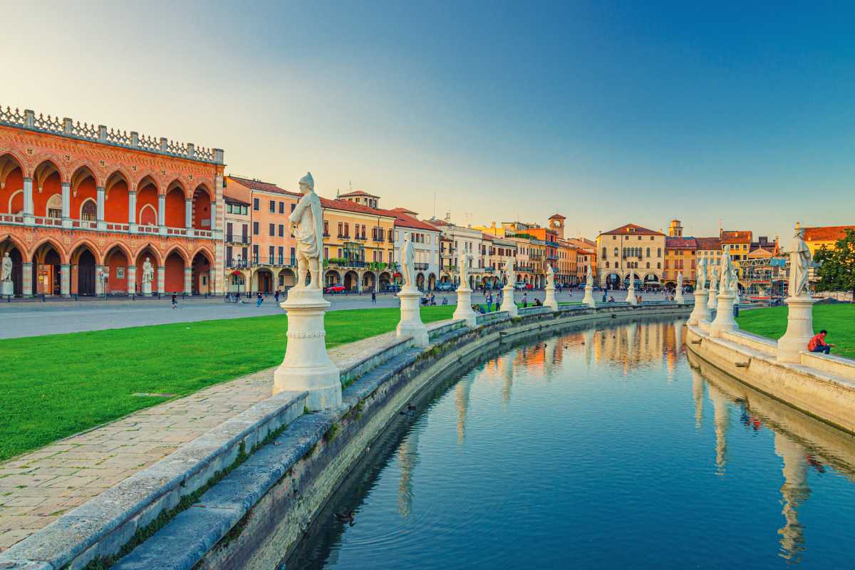 Una panoramica della Cappella degli Scrovegni e del Prato della Valle a Padova