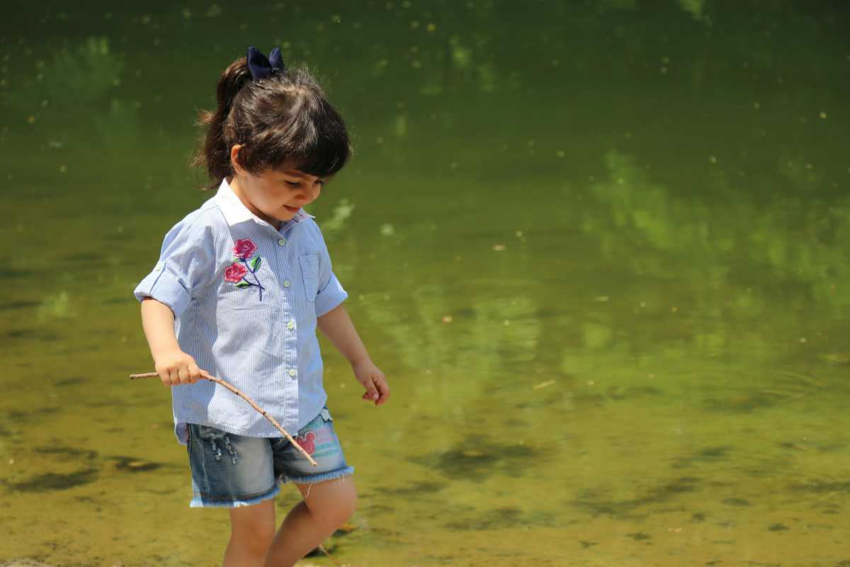 Bardolino sul Lago di Garda, bambini che giocano in spiaggia