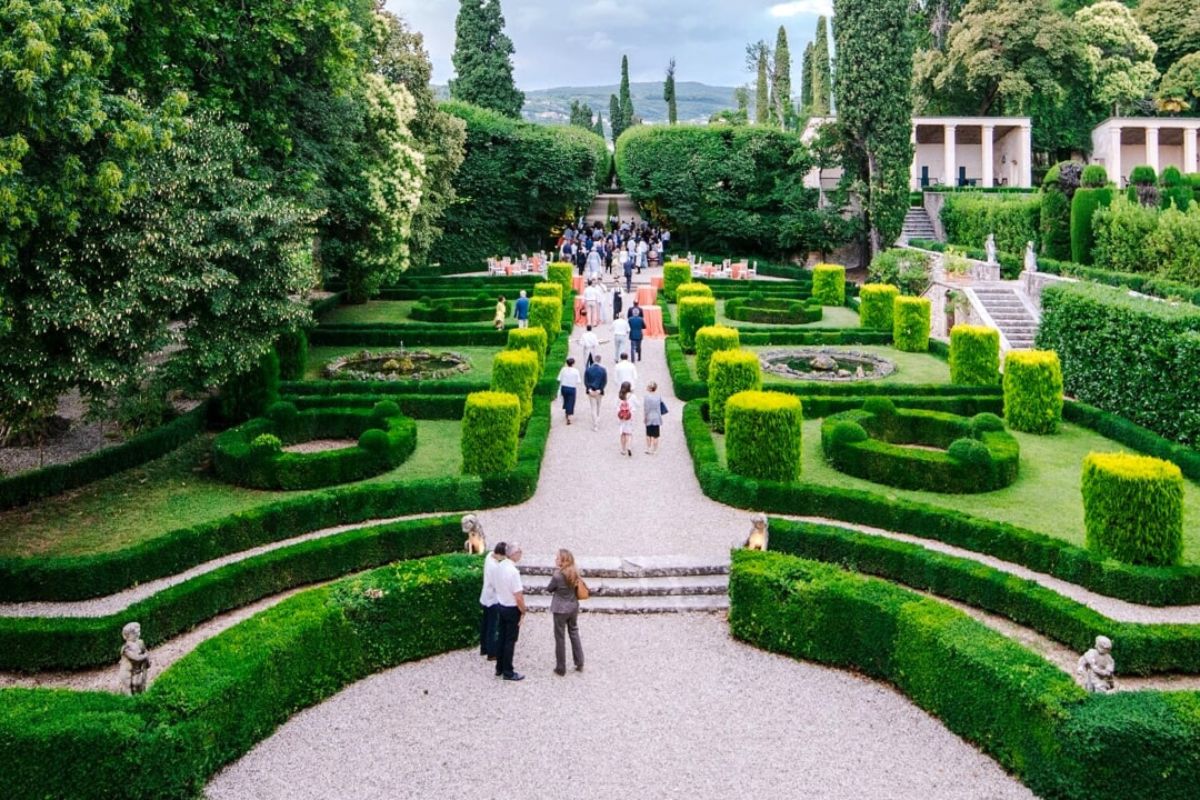 Giardini e parchi di Verona, con persone che si godono il tempo all'aperto