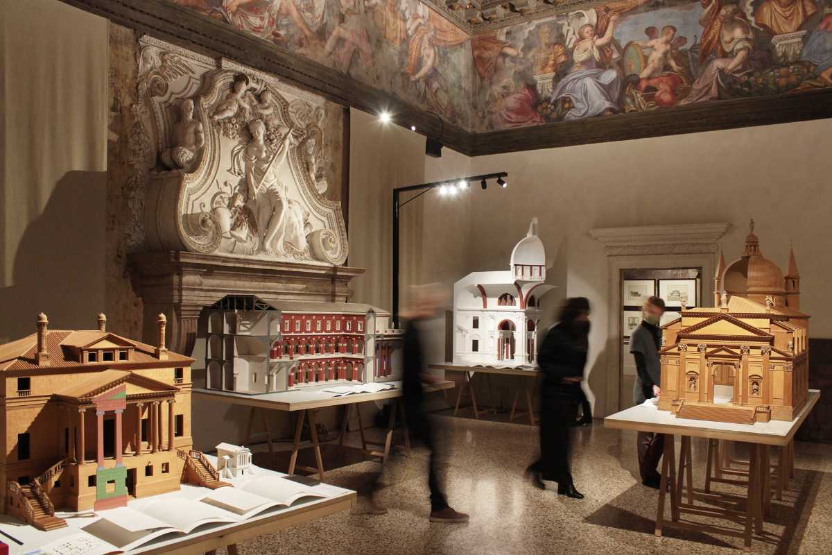 Bambini che partecipano a un laboratorio creativo in un museo di Vicenza