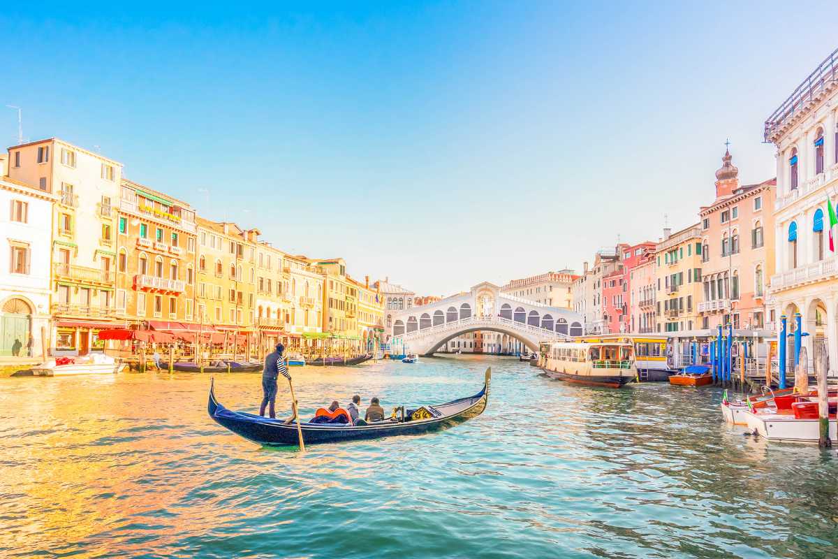 Vista del Canal Grande con gondole e palazzi storici