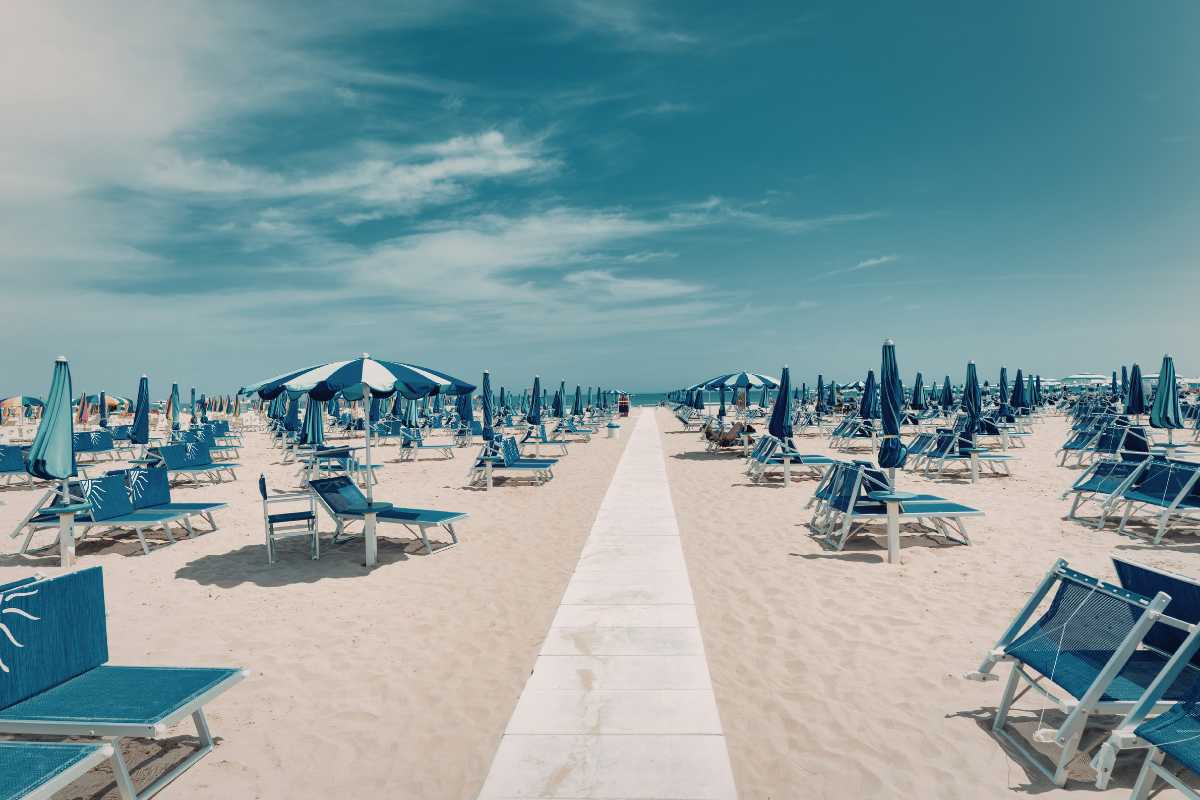 Spiaggia di Venezia con gondole e canali sullo sfondo