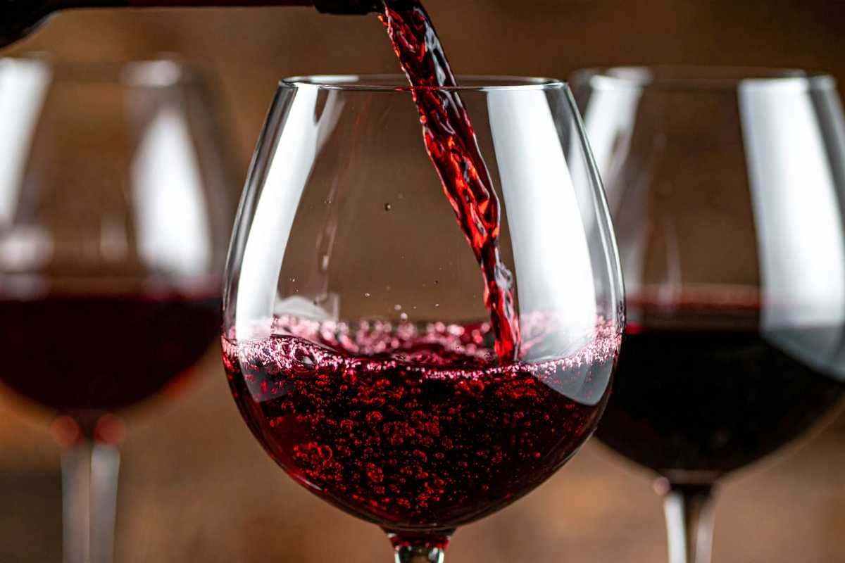 Dettaglio di un vino Bardolino, con un bicchiere e un piatto di specialità locali.
