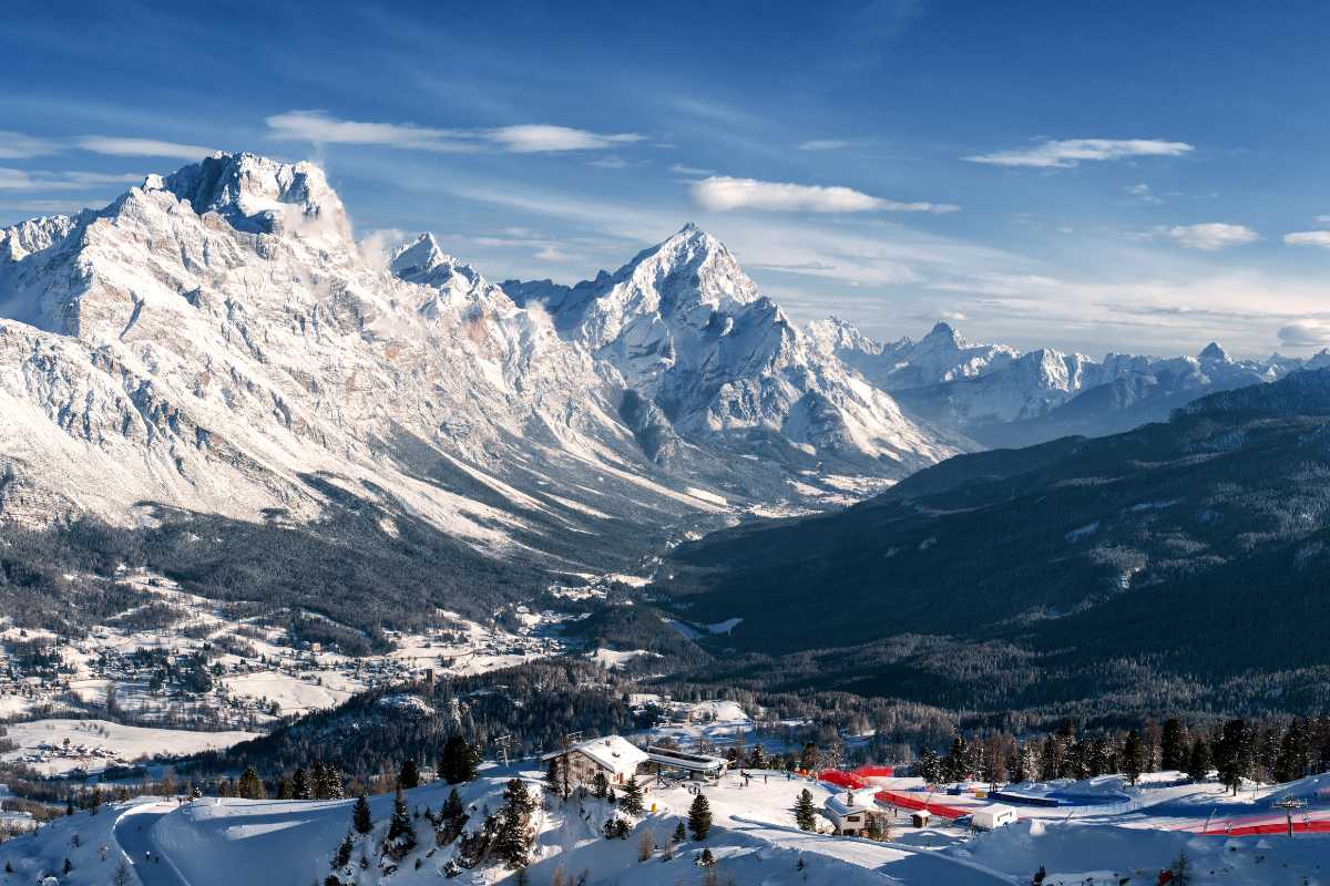 Vista panoramica delle Dolomiti con Cortina d'Ampezzo in primo piano