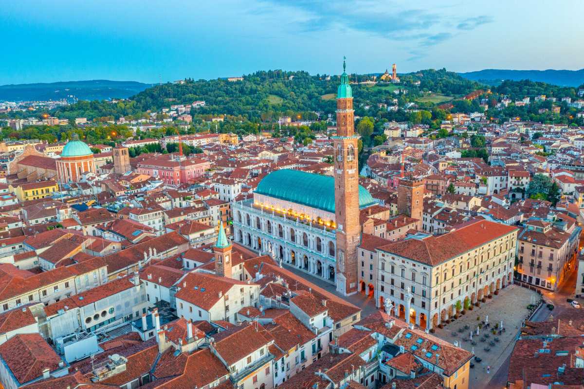 Vista panoramica dei canali di Treviso con i portici affrescati.